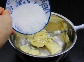 黄油切块，室温内软化；分3次加入白砂糖拌均；
