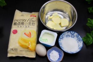 食材的准备：金龙鱼糕点用小麦粉120克、黄油40克、白砂糖50克、鸡蛋1个、酸奶120克、泡打粉5克。