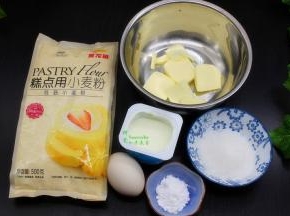 食材的准备：金龙鱼糕点用小麦粉120克、黄油40克、白砂糖50克、鸡蛋1个、酸奶120克、泡打粉5克。