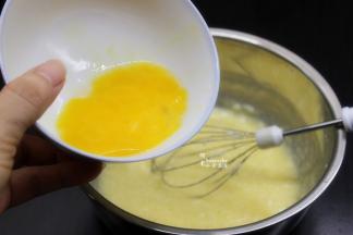 鸡蛋打散调均，分4次加入拌均。