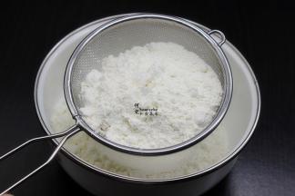 低筋粉加泡打粉过筛；