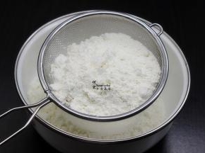 低筋粉加泡打粉过筛；