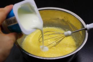 加入60克的酸奶拌均；