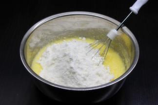 过筛后的低筋粉加入鸡蛋酸奶盘子里，拌均成糊状；