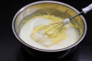 把另外60克酸奶加入拌均；