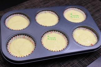 拌好的面糊倒入模具中，这个用量刚好6个，倒入面糊之后震一震模具，让面糊之间没有空隙。为了吃的时候方便，也容易清洗模具，在模具中垫一个蛋糕纸。