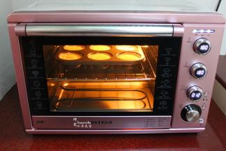 烤箱预热，180度，中层，15分钟。我拍照的时候已经过了3分钟，所以烤箱显示的时间是13分钟。