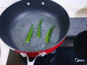 首先将秋葵冷水冲洗干净，去根，焯水，水烧开后放入秋葵，大火煮2分钟，捞出过冷水。