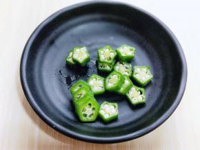 淋干水分，将秋葵切片。