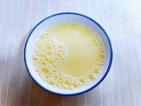 鸡蛋敲碗里打散，加入温水，比例:  1:1.5。