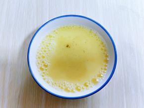 再加入十三香，打散至均匀。