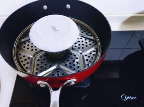 放入蒸锅中，盖上一块盘子，大火蒸6分钟。