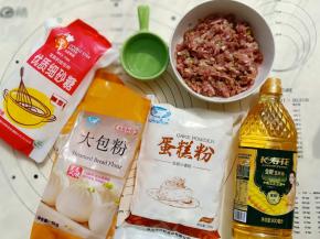 准备好材料。肉馅的材料放入碗中，顺时针搅拌均匀备用。