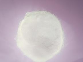 水油皮:盆中放入普通面粉和细砂糖拌匀。