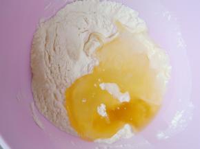 加入水和玉米油。