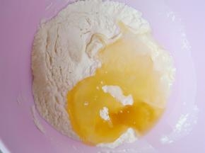 加入水和玉米油。