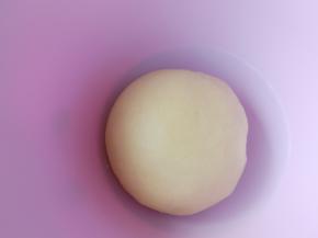 揉成光滑的面团，盖保鲜膜醒20-30分钟。