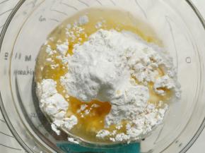 油酥:把油酥材料放入碗中拌匀。