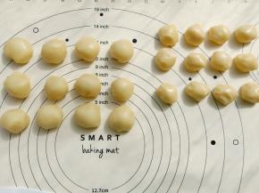面团醒好之后平均分成12份，21.5克/份。油酥平均分成12份，13克/份。★★面团全程都要盖保鲜膜★★