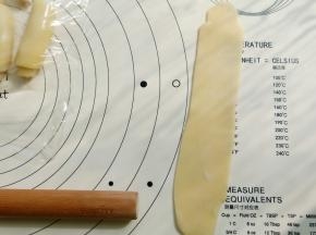 第二次擀成牛舌形，长度20CM左右。