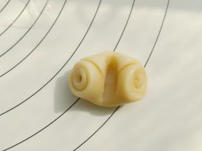 取一个面团，拇指在中间按一下。