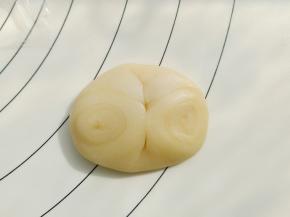 两边向中间靠拢按扁。再用擀面杖擀开。