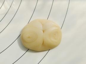 两边向中间靠拢按扁。再用擀面杖擀开。