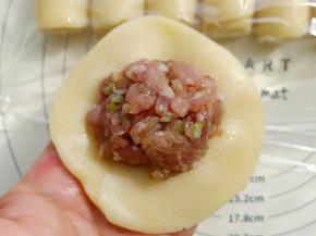 放入25克肉馅。包好，口收紧。