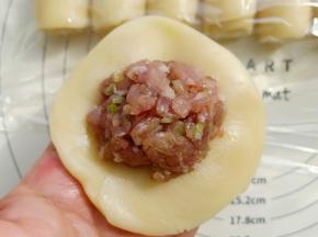 放入25克肉馅。包好，口收紧。