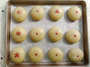 包好按扁，放入阳晨12寸浅烤盘中。上面可以用筷子头蘸点色素或者红曲粉水点上图案。烤箱180度预热10分钟后，放入中下层烤25-30分钟。