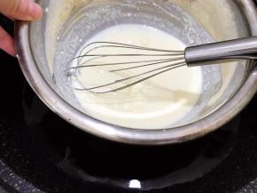 我的奶酪因为冻过有颗粒，所以奶酪，牛奶，白糖20克放入盆里隔热水加热至顺滑