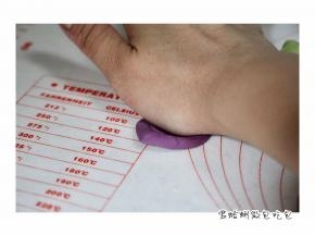 茄子制作：搓揉面团至色彩均匀，触感温润细腻。
