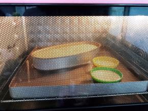 放入烤箱下层装有热水的烤盘里，140度上下火烤60分钟，最后10分钟如果上色不好可以提高一点温度
烤好后继续在烤箱闷30分钟再出炉