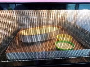 放入烤箱下层装有热水的烤盘里，140度上下火烤60分钟，最后10分钟如果上色不好可以提高一点温度
烤好后继续在烤箱闷30分钟再出炉
