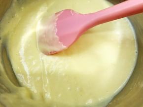 翻拌至无面粉颗粒
蛋黄糊就做好了