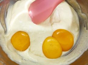 鸡蛋分离，蛋黄加入榴莲奶酪糊里翻拌均匀