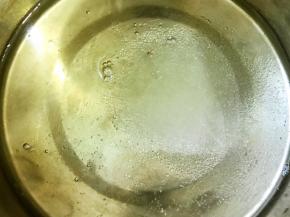 分离出来的蛋清放入无油无水的盆里