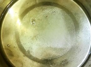 分离出来的蛋清放入无油无水的盆里
