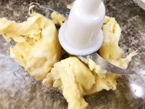 榴莲去核放入料理机里打成泥