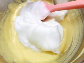 分三次把打发好的蛋白跟蛋黄糊混合，用从下往上翻拌的手法以免消泡