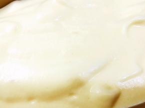 把蛋糕糊装入不沾模具里，震平表面的气泡