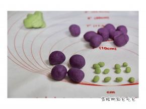 一个茄子的量： 紫色约15克一个剂子，绿色少许等分成4个小剂子。    面团可以一次分好保湿。