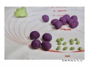 一个茄子的量： 紫色约15克一个剂子，绿色少许等分成4个小剂子。    面团可以一次分好保湿。