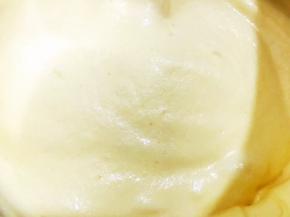 混合好的蛋糕糊细腻有光泽