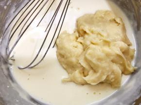 顺滑后的奶酪糊加入榴莲泥