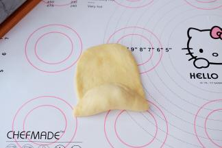 再慢慢卷起来，两边捏紧