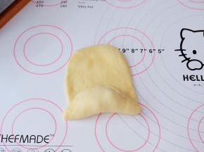 再慢慢卷起来，两边捏紧