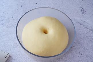 手指沾水或面粉戳一小洞，不反弹不回缩即发酵成功