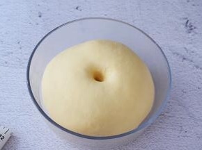 手指沾水或面粉戳一小洞，不反弹不回缩即发酵成功