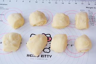 取出面团分成8份，盖上保鲜膜醒发15分钟